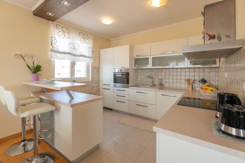 Sea View- Spacious Apartment With Shared Pool Split Bagian luar foto