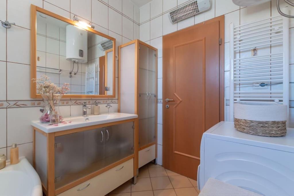 Sea View- Spacious Apartment With Shared Pool Split Bagian luar foto