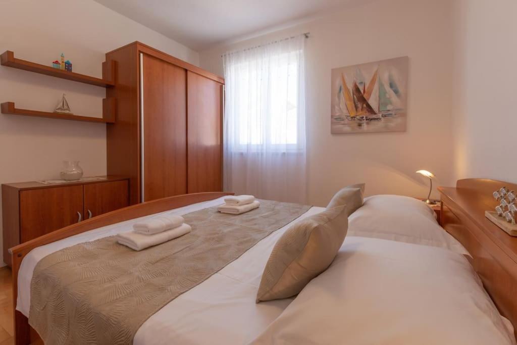 Sea View- Spacious Apartment With Shared Pool Split Bagian luar foto