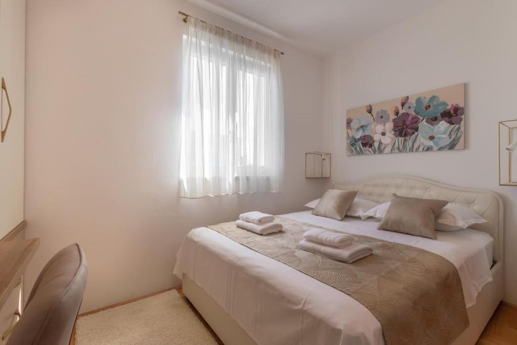 Sea View- Spacious Apartment With Shared Pool Split Bagian luar foto