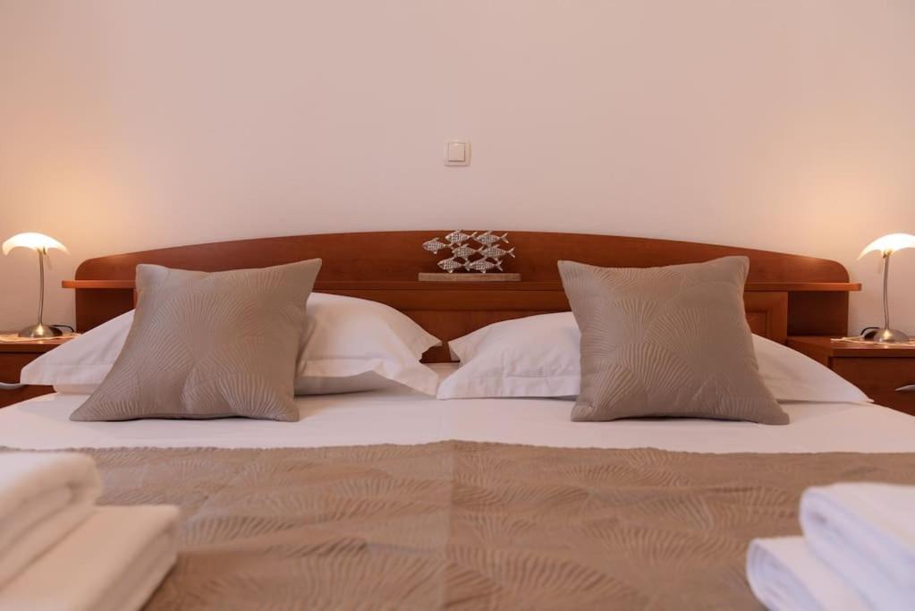 Sea View- Spacious Apartment With Shared Pool Split Bagian luar foto