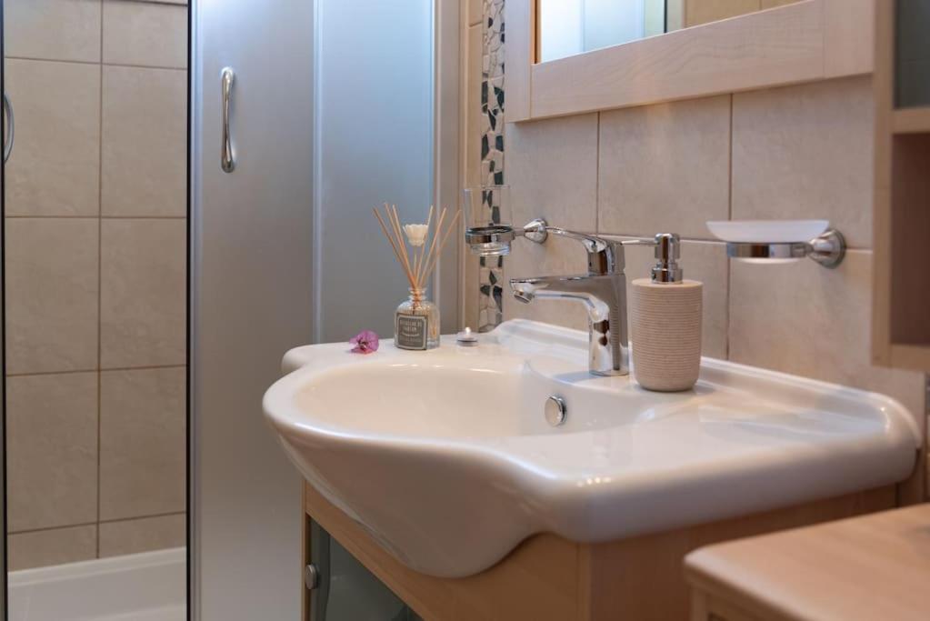 Sea View- Spacious Apartment With Shared Pool Split Bagian luar foto