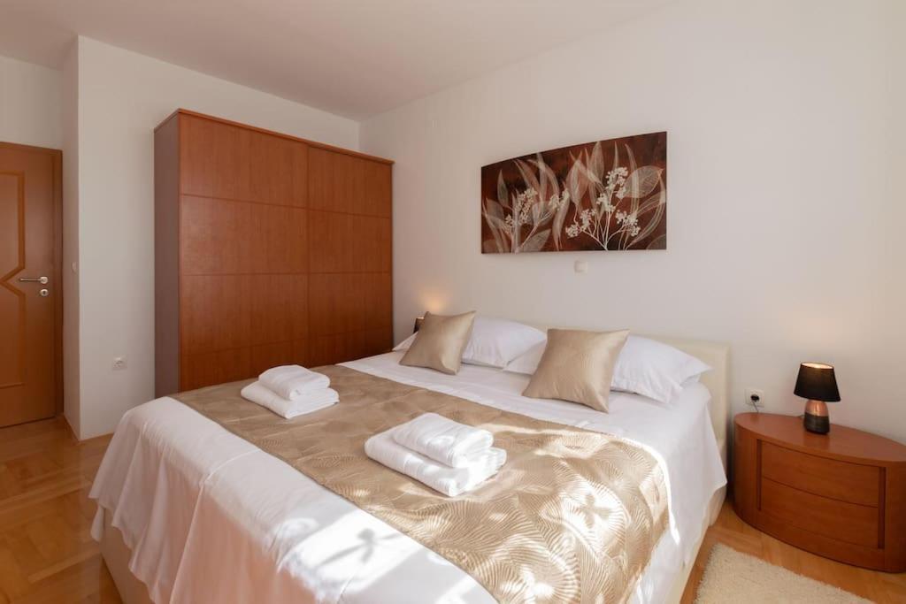 Sea View- Spacious Apartment With Shared Pool Split Bagian luar foto