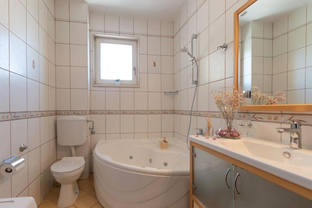 Sea View- Spacious Apartment With Shared Pool Split Bagian luar foto